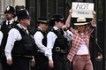 英ロンドンの議会議事堂として使用されているウェストミンスター宮殿前で反王室のプラカードを掲げる人（2022年9月12日撮影）。(c)Marco BERTORELLO / AFP