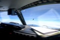 南シナ海上の国際空域で、米空軍偵察機RC135の前方を飛行する中国の「殲16」戦闘機。米インド太平洋軍提供の動画より（2023年5月26日撮影、30日公開）。(c)AFP PHOTO / DEFENSE VISUAL INFORMATION DISTRIBUTION SYSTEM (DVIDS