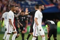 UEFAネーションズリーグ、リーグA・グループ1、フランス対クロアチア。試合を終えピッチを後にするフランスのカリム・ベンゼマ（右）とキリアン・エムバペ（2022年6月13日撮影）。(c)Franck FIFE / AFP