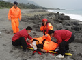 台湾沖を60時間漂流後、台東（Taitung）県の浜辺で沿岸警備隊に救出される曽連発（Tseng Lien-fa）さん（2014年1月5日撮影、同6日提供）。(c)AFP/TAIWAN COAST GUARD