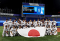 東京五輪、野球決勝、日本対米国。金メダルを獲得し、記念撮影を行う日本の選手ら（2021年8月7日撮影）。(c)KAZUHIRO FUJIHARA / AFP