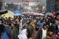 大勢の人が詰め掛けたアフガニスタン・カブールの市場（2020年2月22日撮影）。(c)WAKIL KOHSAR / AFP