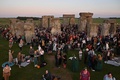 英南西部のソールズベリー平原にある古代遺跡「ストーンヘンジ」で、夏至前日の日没を見る人々（2022年6月20日撮影）。(c)Justin TALLIS / AFP