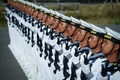 中国建国70周年記念の軍事パレードを10月1日に控え、中国・北京郊外の演習場で行進訓練に参加する海軍兵ら（2019年9月25日撮影）。(c)WANG ZHAO / AFP
