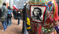 2007年9月24日、ブエノスアイレス（Buenos Aires）の抗議行動でエルネスト・チェ・ゲバラ（Ernesto Che Guevara、右）が描かれたシャツを着る抗議参加者。(c)AFP/Daniel GARCIA