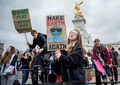 英国のロンドンで、地球温暖化対策を求めてデモに参加する若者たち（2019年3月15日撮影）。(c)Tolga Akmen / AFP