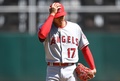 18MLB、オークランド・アスレチックス対ロサンゼルス・エンゼルス。2回に3点本塁打を許し、落胆するロサンゼルス・エンゼルスの大谷翔平（2018年4月1日撮影）。(c)Thearon W. Henderson/Getty Images/AFP