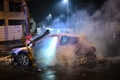 仏西部ナントで、炎上する車の消火に当たる消防隊（2023年7月1日撮影）。(c)Sebastien SALOM-GOMIS / AFP