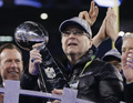 13NFL第48回スーパーボウル（Super Bowl XLVIII）、デンバー・ブロンコス（Denver Broncos）対シアトル・シーホークス（Seattle Seahawks）。優勝を飾り、ヴィンス・ロンバルディ・トロフィー（Vince Lombardi Trophy）を手にするシアトル・シーホークスのポール・アレン（Paul Allen）オーナー（2014年2月2日撮影）。(c)AFP/Getty Images/Kevin C. Cox