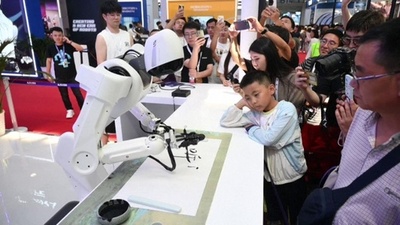 動画:書道やサッカーを披露、北京で世界ロボット大会