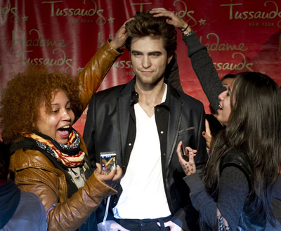 ロバート・パティンソン、ろう人形になっても大人気