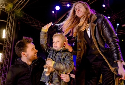 爪を塗って募金活動の脳腫瘍の少年が死去 オランダ