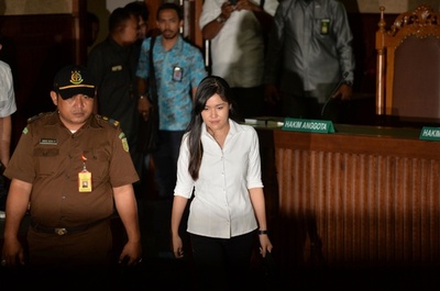 留学友達を毒入りコーヒーで殺害、女に禁錮20年 インドネシア