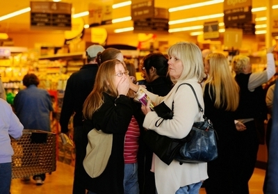 アリゾナ乱射、重体ギフォーズ議員の呼吸器取り外し