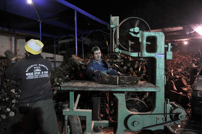 ギリシャ首都で大気汚染が深刻化、経済危機でまきの利用増える