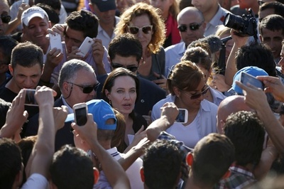 A・ジョリーさん、トルコの難民キャンプ訪問