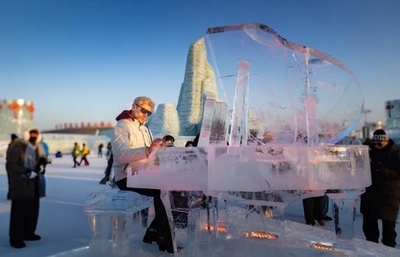 ピアニストのマキシム・ムルヴィツァ氏が中国ハルビン氷雪大世界で氷のピアノを演奏