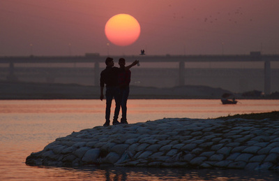 インドの新郎新婦ら、川で自撮り試みる 4人が流され水死