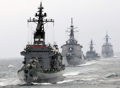 護衛艦くらま、韓国籍のコンテナ船と衝突 関門海峡