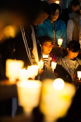 韓国旅客船沈没、高校生らの無事を祈る集会 安山市