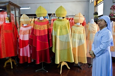 法王の来訪控えて…祭服作りや歓迎行事の準備に大忙し タイ