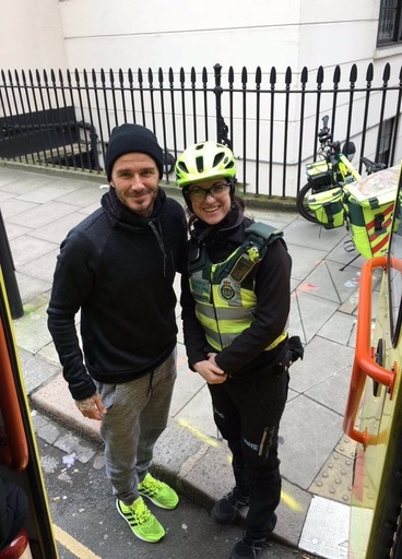 ベッカム氏、路上で倒れた高齢者にお茶差し入れ