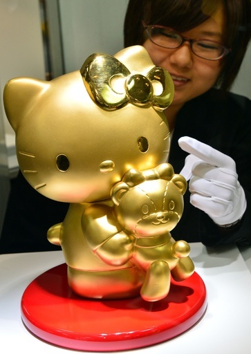 横浜で大黄金展、等身大のオグリキャップやパンダが黄金像に