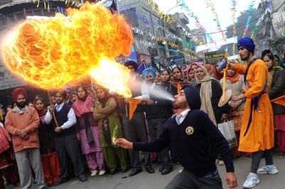 インドの火吹き男、シーク教教祖の生誕祭
