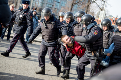 ロシアに衝撃 詩を暗唱していた10歳少年を警察が強制連行 写真1枚 国際ニュース Afpbb News