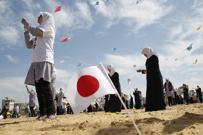 ガザの子どもたち、震災犠牲者追悼のたこ揚げ