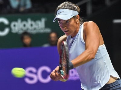 「感情的すぎる」ガルシア、試合中に涙も逆転勝ち WTAツアー選手権
