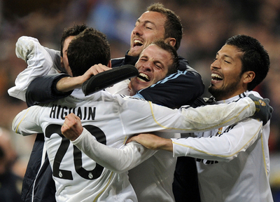 レアル・マドリードがセビージャに逆転勝ちで首位に、バルセロナは引き分ける