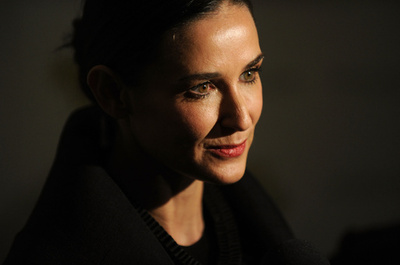 米女優デミ・ムーアさん宅のプールで男性が水死