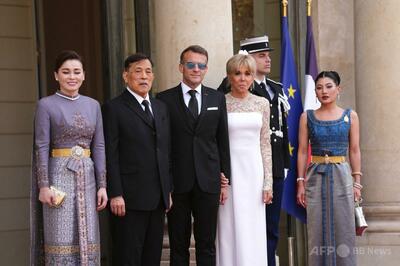 国王にひざまずくマクロン仏大統領の画像はAI生成のフェイク タイ外務省