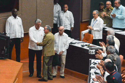 キューバ国会、市場経済認める改憲草案を採択 共産党独裁は維持