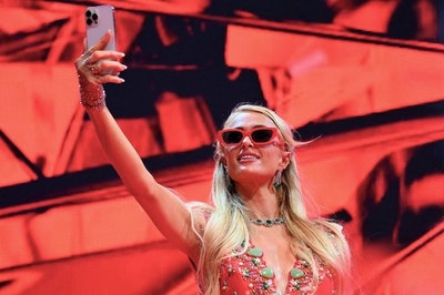 パリス・ヒルトン、インドで香水PR