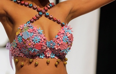 セクシーなチョコレートドレスも披露、レバノンで食の祭典開幕