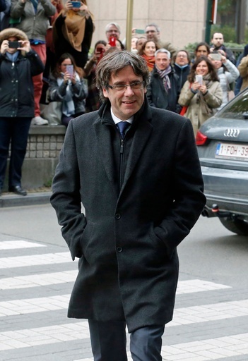 解任のカタルーニャ州首相、ベルギーで会見 亡命の可能性は否定