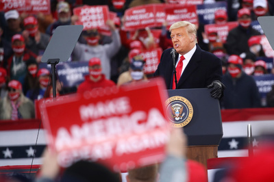 トランプ・バイデン両陣営、激戦州で追い込み 投票日迫る