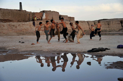 「ゴルサイ」で元気に遊ぶアフガニスタンの子どもたち