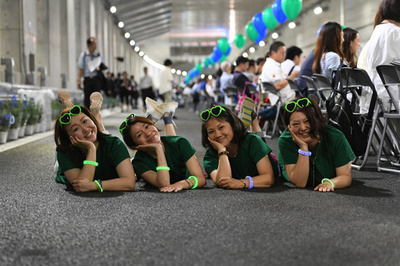 開通前夜、トンネルの中でカンパイ 東京外環道三郷南IC～高谷JCT開通で