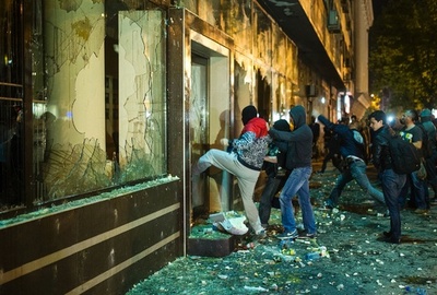 デモ隊が大統領府に放火 マケドニア、盗聴疑惑で抗議激化