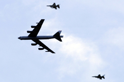 米軍、B52で初のIS爆撃 掃討作戦を強化