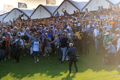 全米プロ最終盤のギャラリー殺到、ミケルソンは喜ぶもケプカは怒り