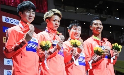 日本チームにメダル授与、男子400mリレーで銅 世界陸上