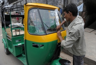 米観光客、インドで雇った人力車運転手とゴールイン