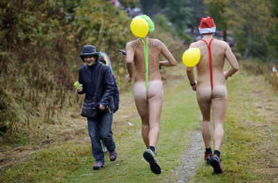 泡まみれ泥だらけもへっちゃら！世界最強の障害物競争