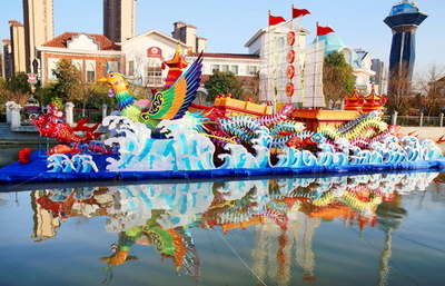 春節に向けてイルミネーションの準備　中国・江蘇省