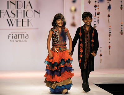 ＜09/10年秋冬インド・ファッションウィーク＞映画『スラムドッグ＄ミリオネア』の子役が登場
