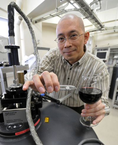 赤ワインが超伝導の未来を開く？ 日本の研究者の思いつきが大発見に